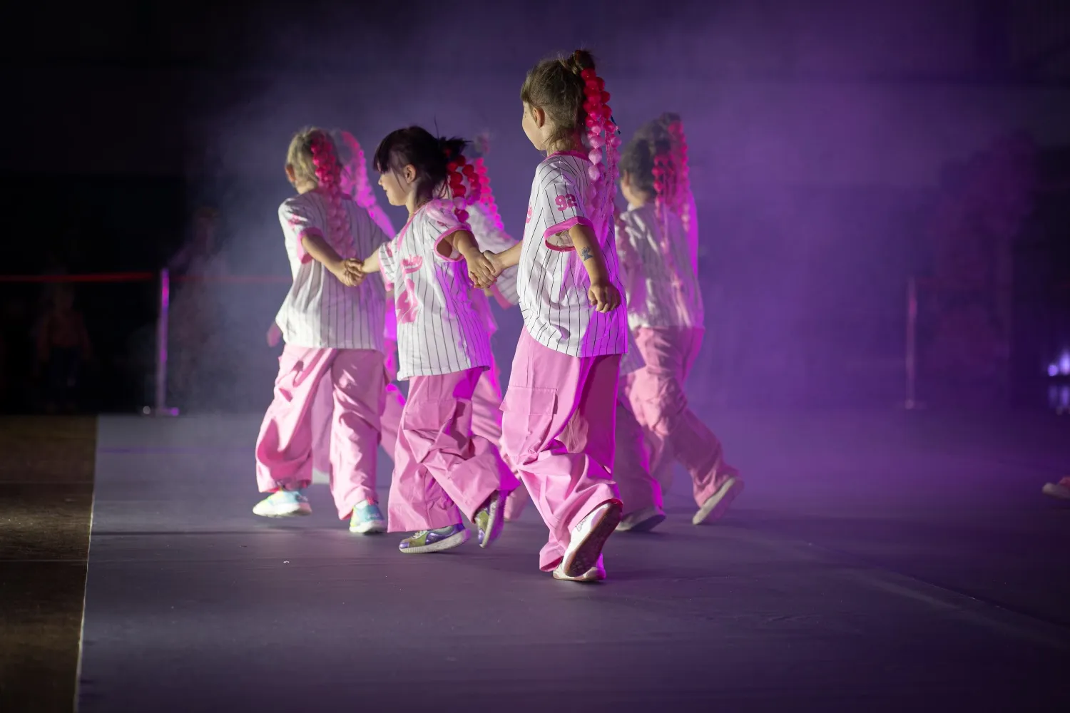 Dzieci RAION Dance Academy podczas wspólnego występu tanecznego