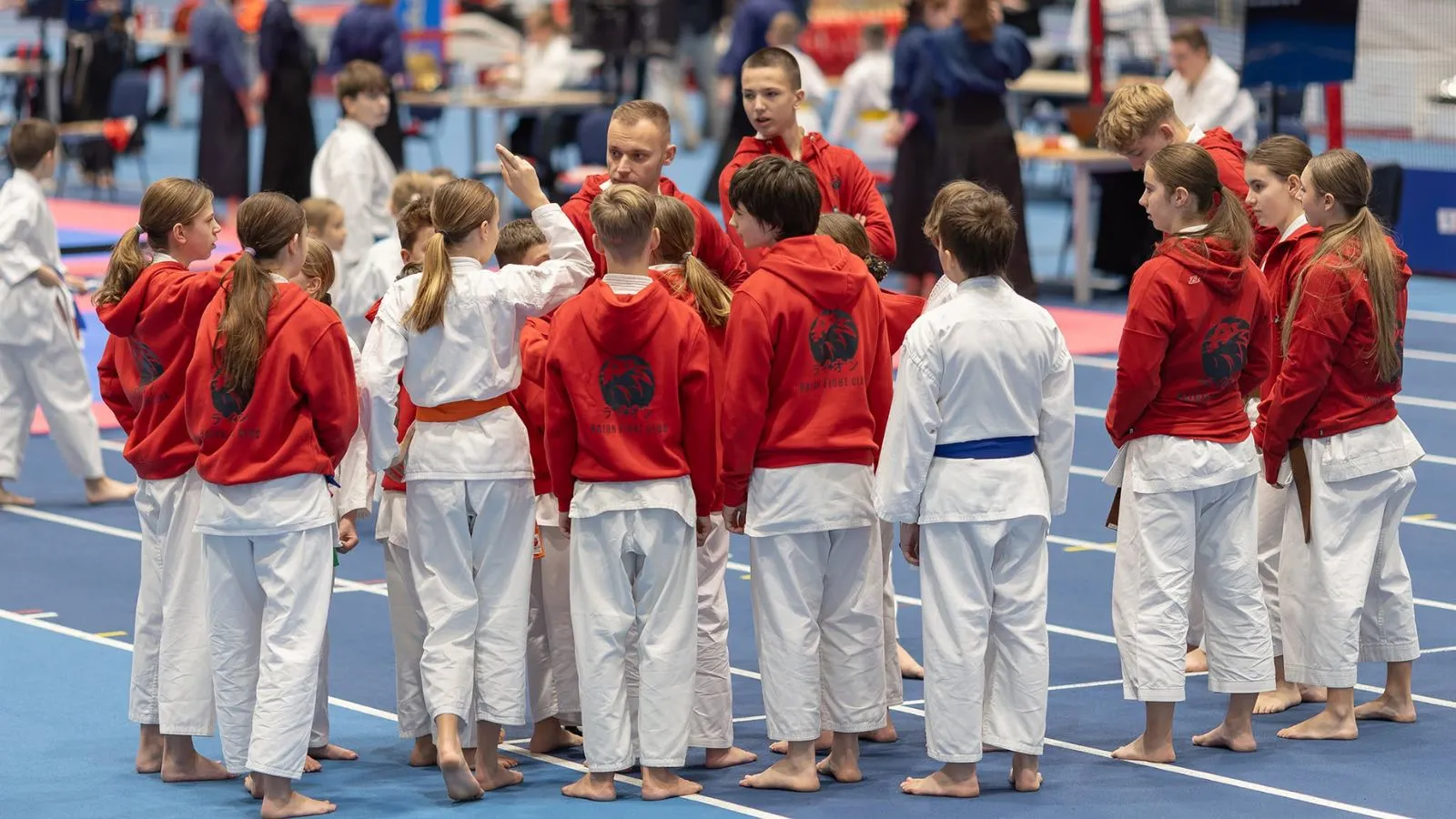 Trener RAION z dziećmi podczas zawodów karate
